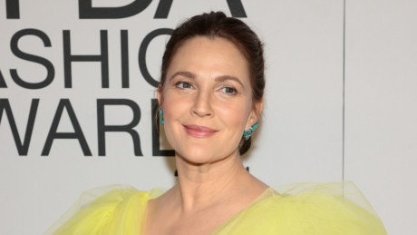 Drew Barrymore Apologizes For Making Light Of Johnny Depp Amber Heard Trial And Offending Fans