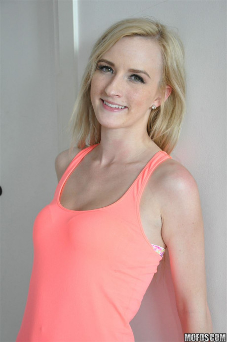 Skylar Green Cute Teen Gets Screwed In A Pink Top Mofos 16 Pictures