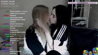 Russian Twitch ladies Kissing for big Donation
